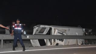 Afyonkarahisar'da otomobil ile midibüsün çarpıştığı kazada 10 kişi yaralandı