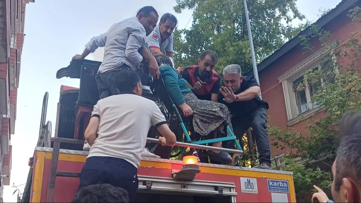 Ağrı'da binada yangın paniği: 15 kişi kurtarıldı