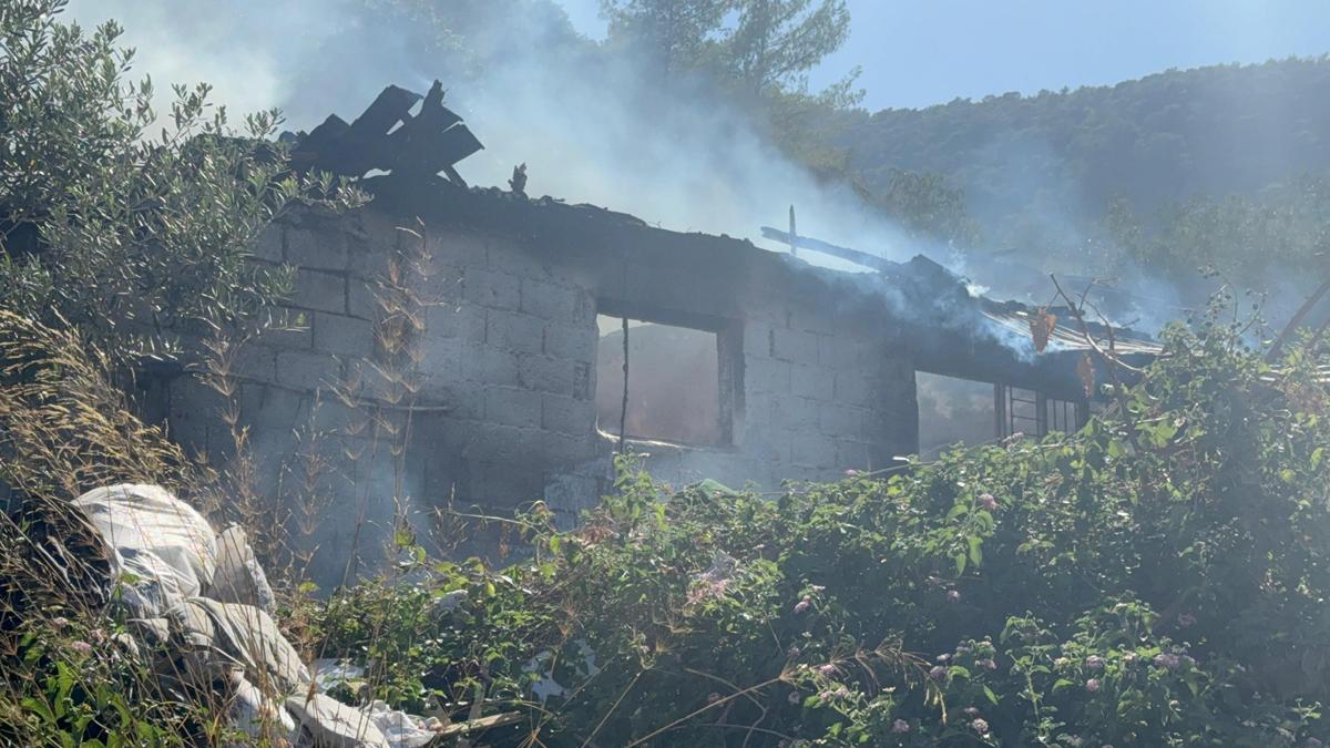 Ailesini diri diri yakıyordu: Madde bağımlısı genç evini ateşe verdi