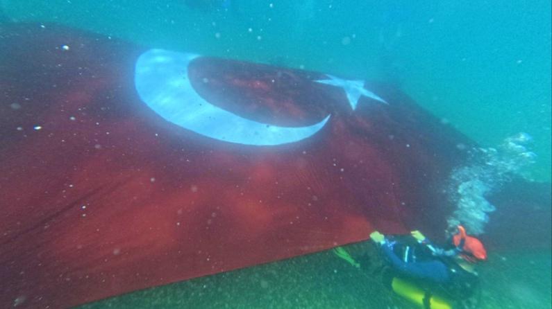 Antalya'da denizde dev Türk bayrağı açıldı