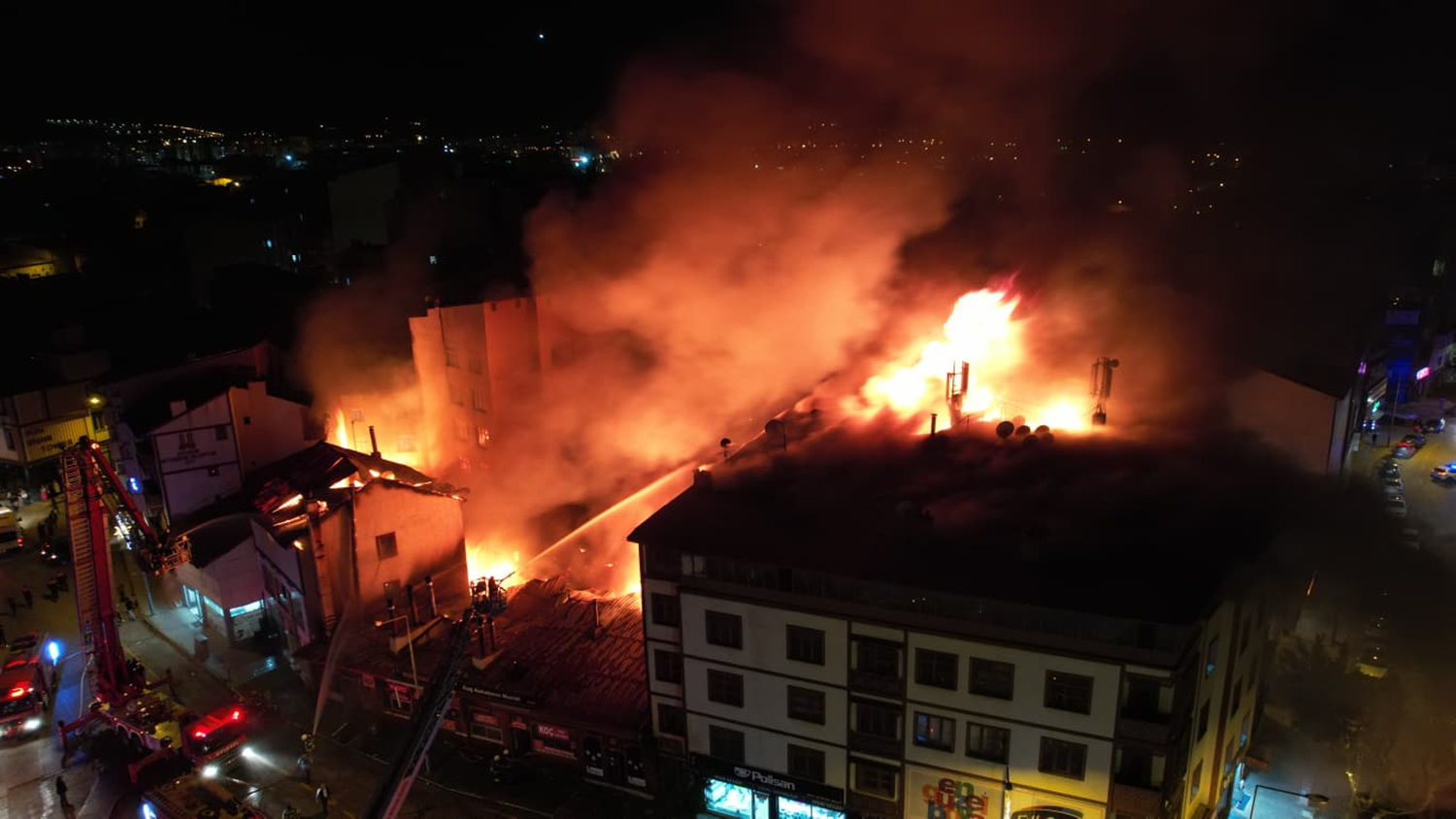 Erzurum'da restoranda çıkan yangın yandaki binaların çatısına sıçradı
