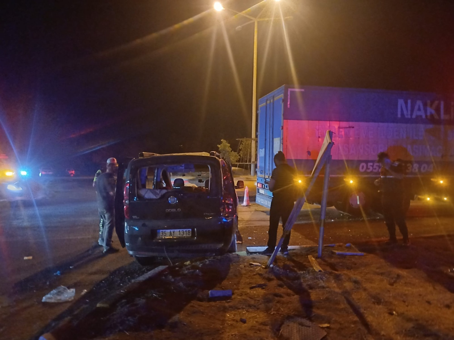 Manisa'da kamyonla hafif ticari aracın çarpıştığı kazada 1 kişi öldü, 8 kişi yaralandı