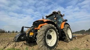 Traktörle geri manevra yaparken oğlunu ezdi