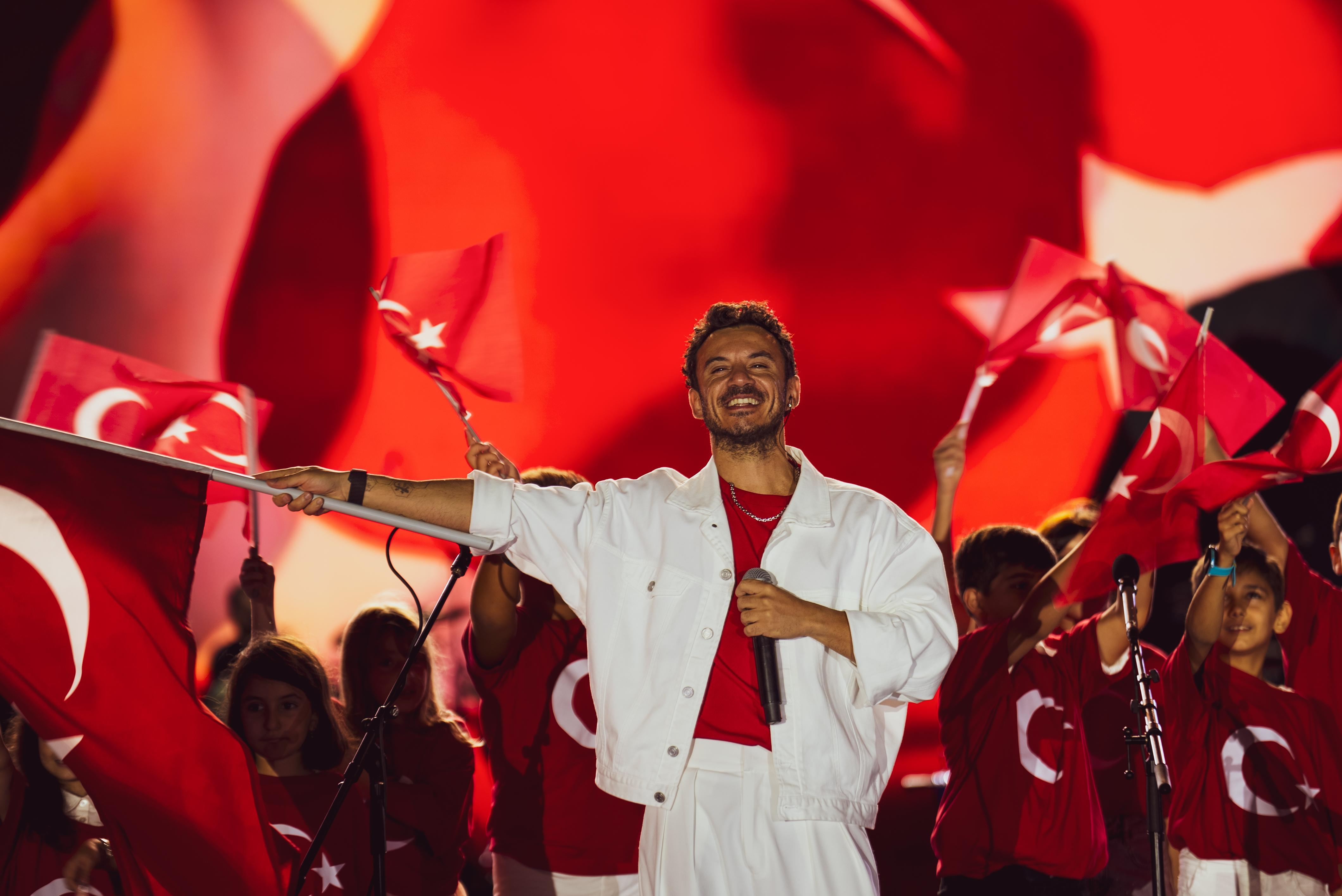 Buray, Zafer Bayramı'nda coşturdu... Kültür Yolu Festivali'nde sahneye çıktı!