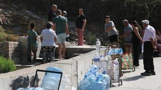 Su kesintisinin yaşandığı İzmir Çiğli'de bazı vatandaşlar çeşmede kuyruk oluşturdu