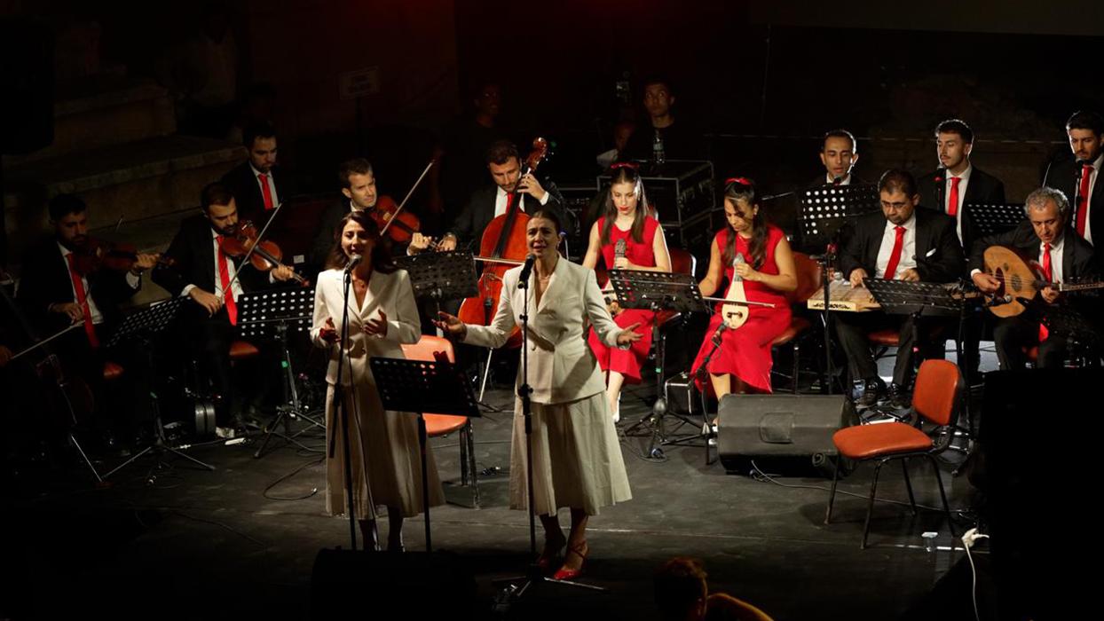 “Ezgilerden Bir Mozaik: Ceneviz İzlerinde Zafer Akşamı” Antik Tiyatro'da 30 Ağustos konserine büyük ilgi!