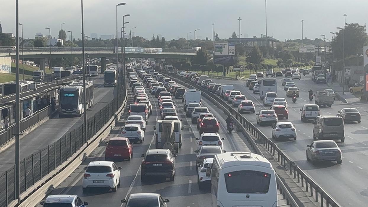 İstanbul'da okullarda uyum haftası ve haftanın ilk iş gününde trafik yoğunluğu yaşanıyor