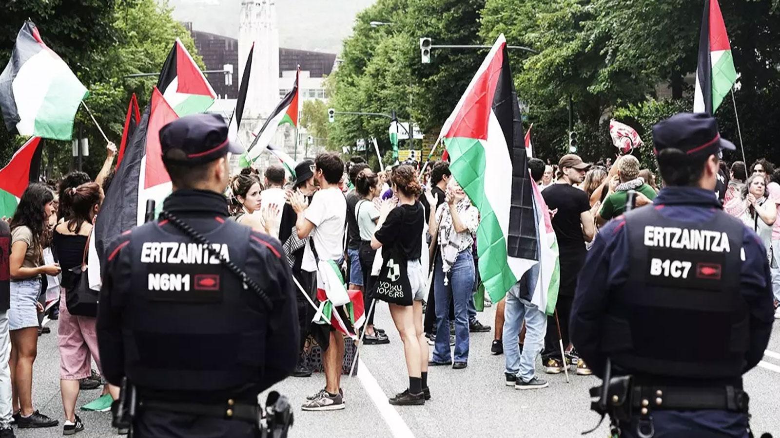 Filistin bayraklarıyla İsrail'i protesto ettiler! Yarış apar topar iptal edildi