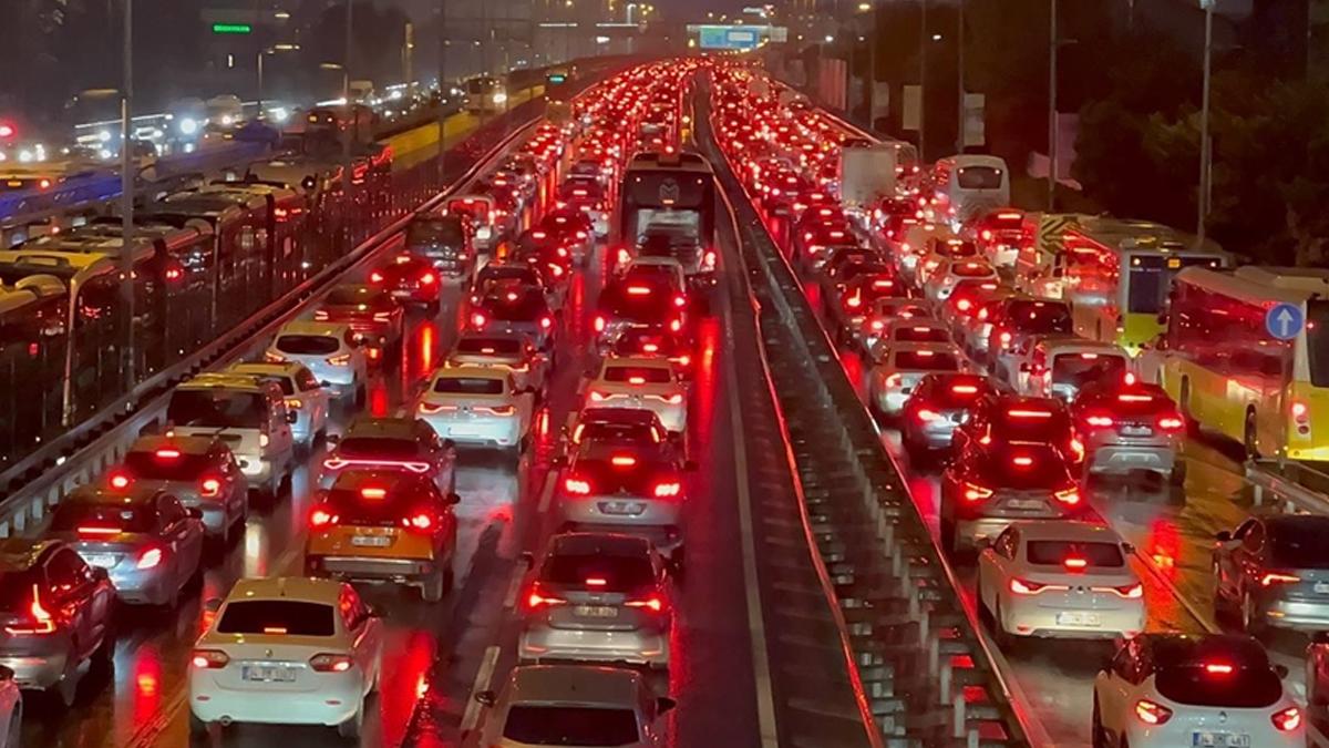 İstanbul'da trafik çilesi: Yoğunluk yüzde 80'e ulaştı, köprüler kilit