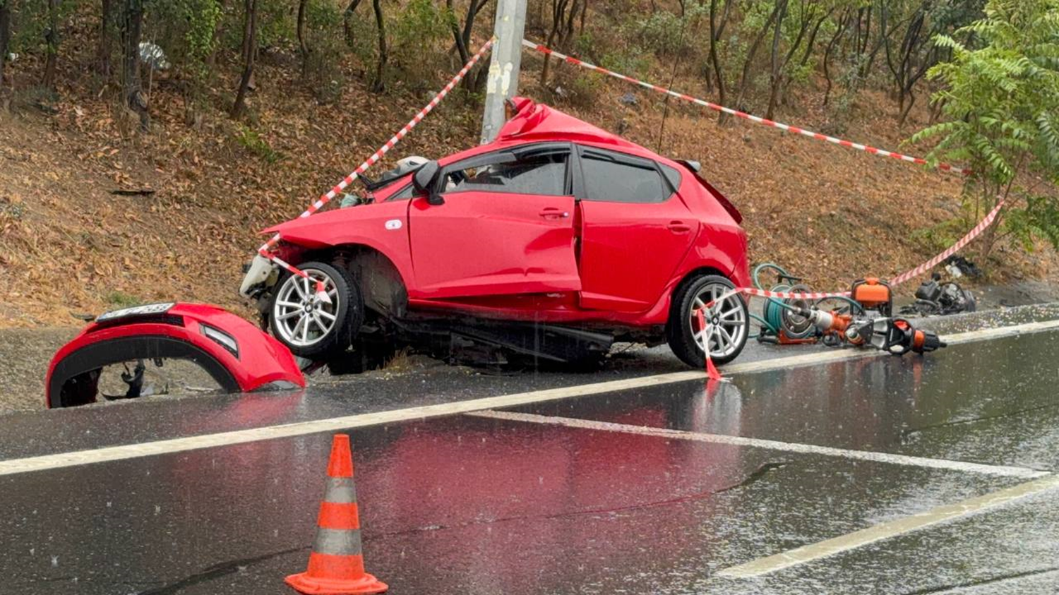 Eyüpsultan'da aydınlatma direğine çarpan otomobilin sürücüsü öldü