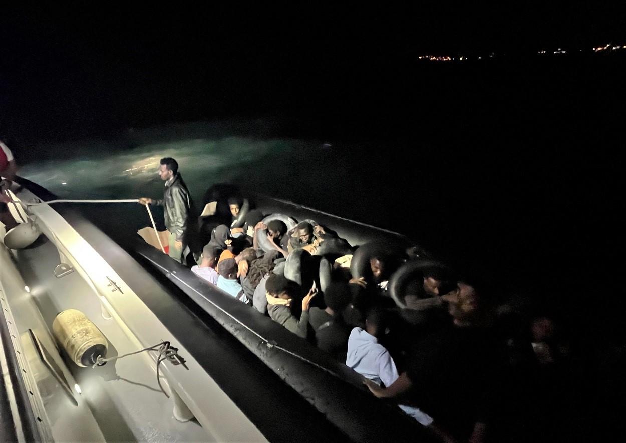 İzmir'de Sahil Güvenlik Komutanlığı ekipleri tarafından 102 düzensiz göçmen yakalandı