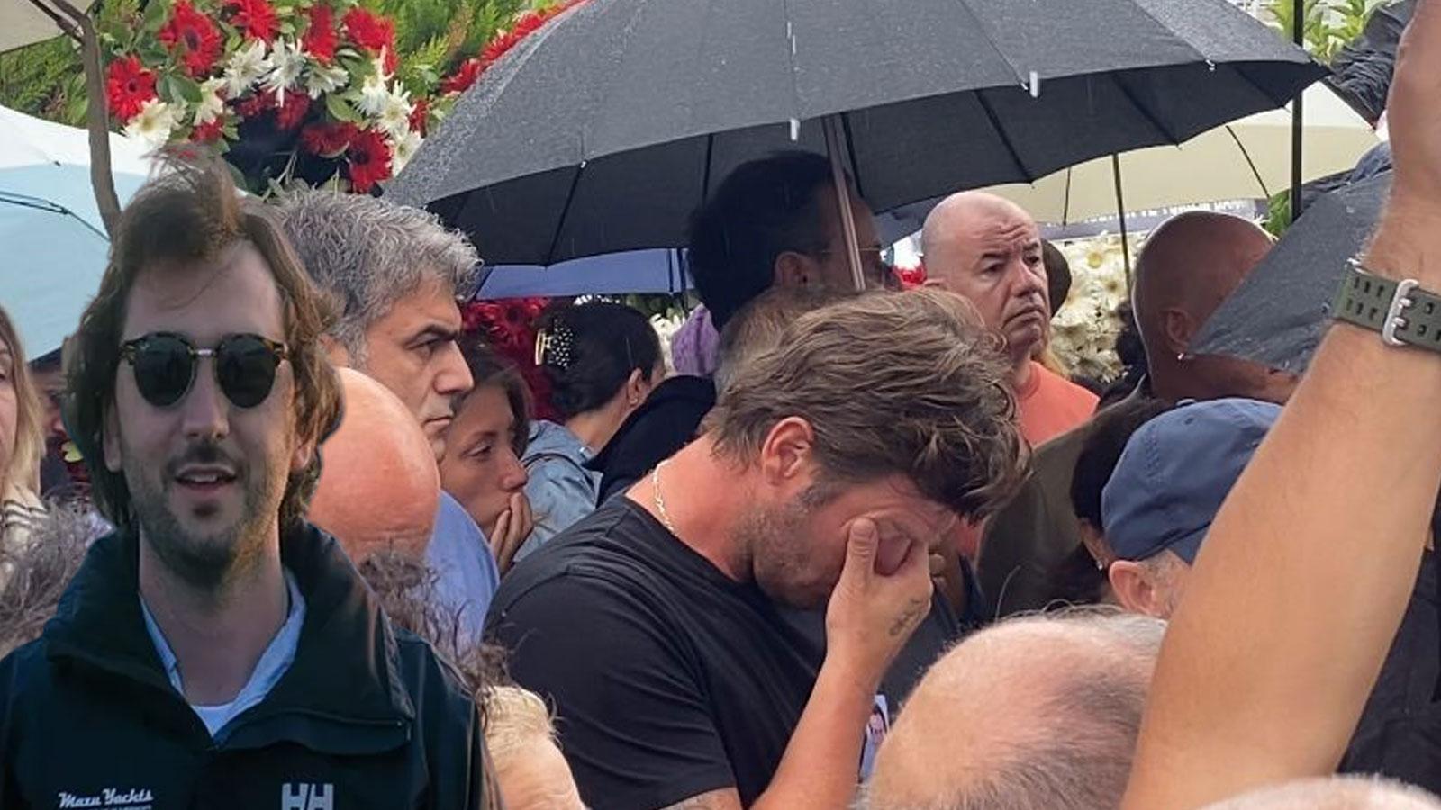 Kıvanç Tatlıtuğ, iş adamı Halit Yukay'ın cenaze töreninde gözyaşlarına boğuldu
