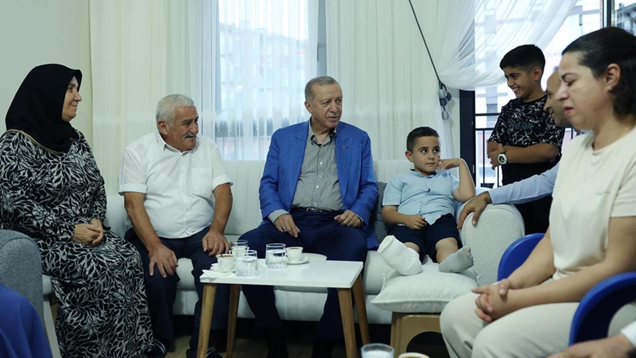 Cumhurbaşkanı Erdoğan, Malatya'da depremzede bir aileyi ziyaret etti