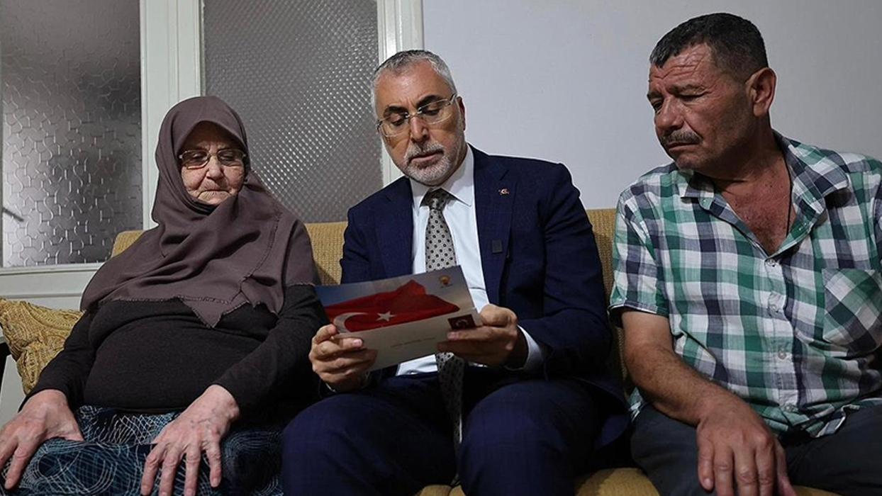 Bakan Işıkhan'dan şehit ailesine ziyaret! Cumhurbaşkanı Erdoğan'ın "Terörsüz Türkiye" mektubunu okudu