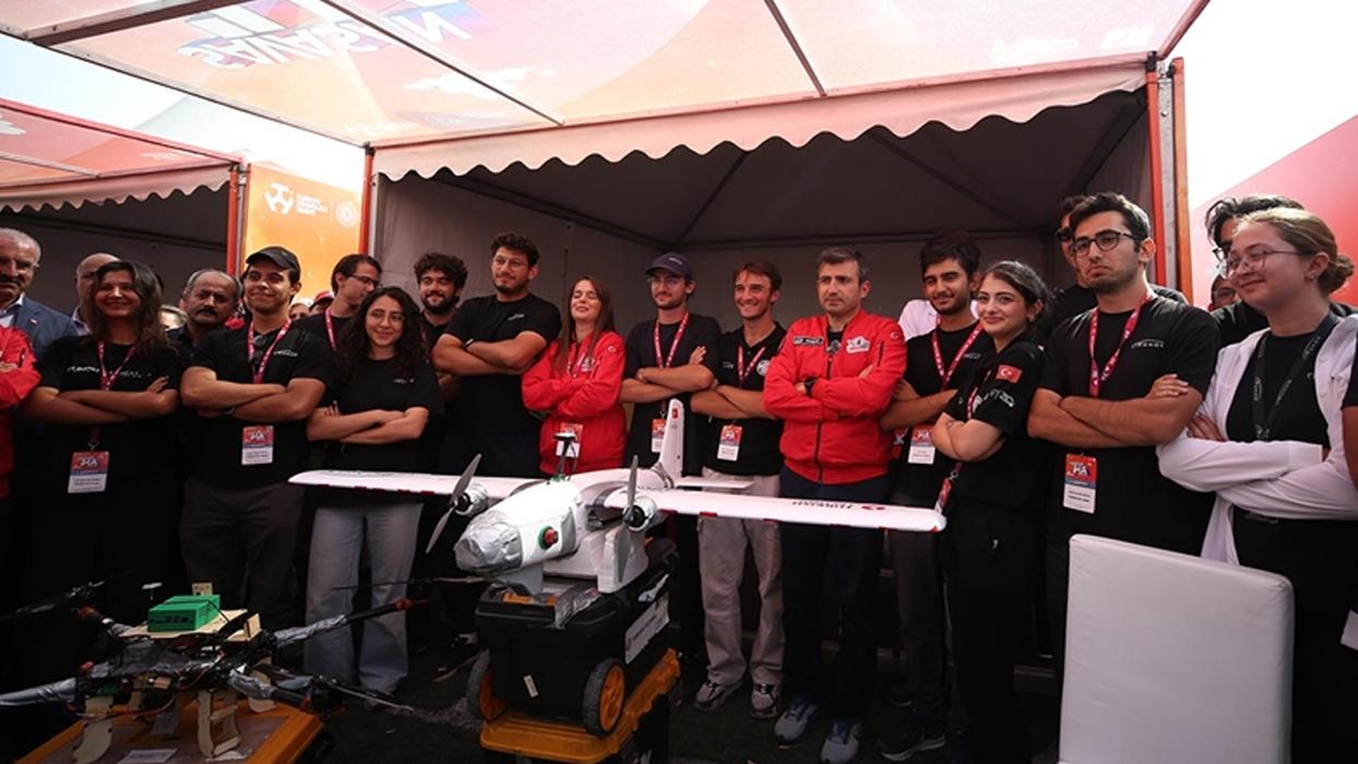 TEKNOFEST Yönetim Kurulu Başkanı Selçuk Bayraktar "Savaşan İHA Yarışması'"da gençlerle buluştu