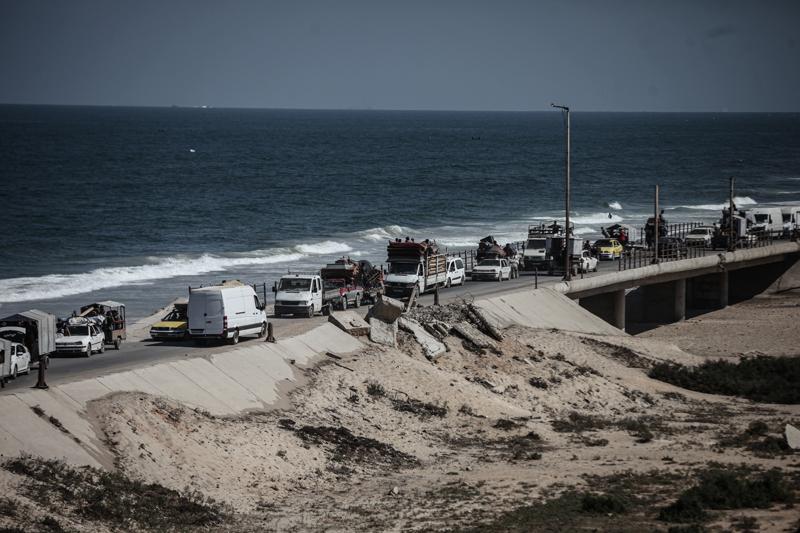 <p>İsrail saldırıları altında Gazze'nin kuzeyindeki Filistinliler göçe etmeye devam ediyor</p>