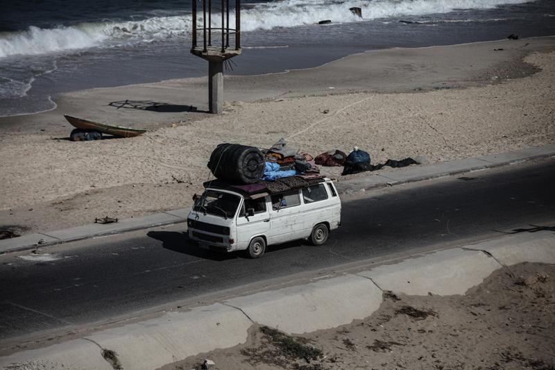 <p>İsrail ordusunun Gazze'nin kuzeyine yönelik saldırıları nedeniyle Filistinliler, yanlarında alabildikleri eşyalarla birlikte Nuseyrat Mülteci Kampı'nın batısındaki El-Nuveyri Tepesi üzerinden orta Gazze'ye doğru göç etmeye devam ediyor.</p>