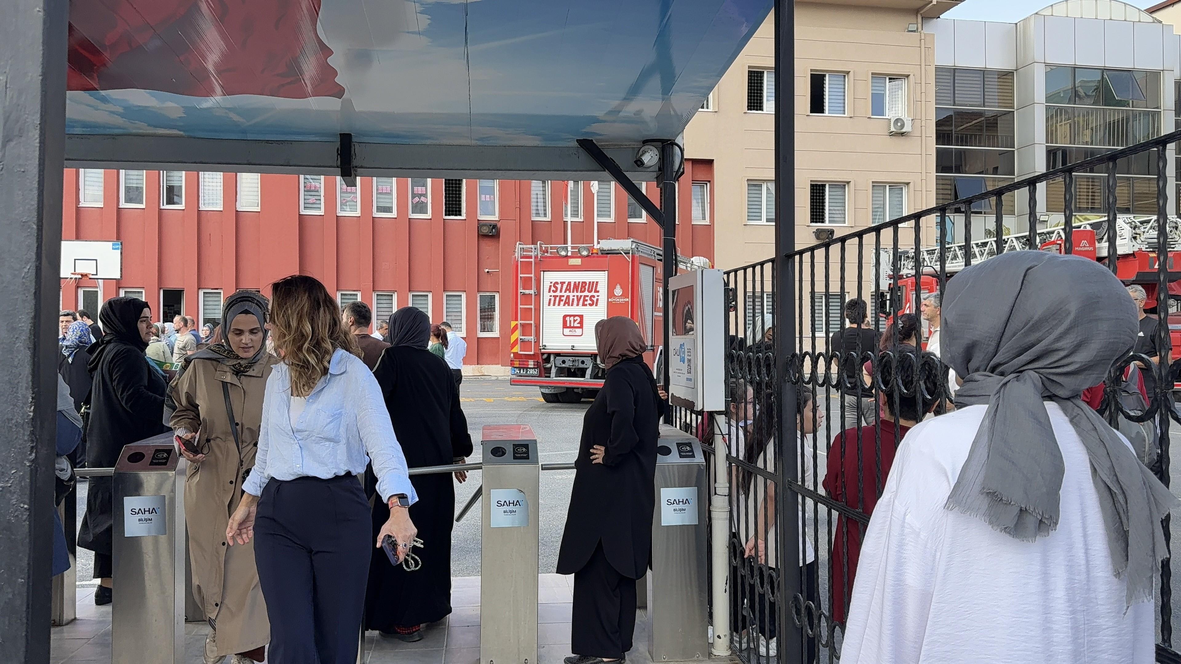 Başakşehir'de Şair Erdem Beyazıt Ortaokulu'nda kantin yangını!