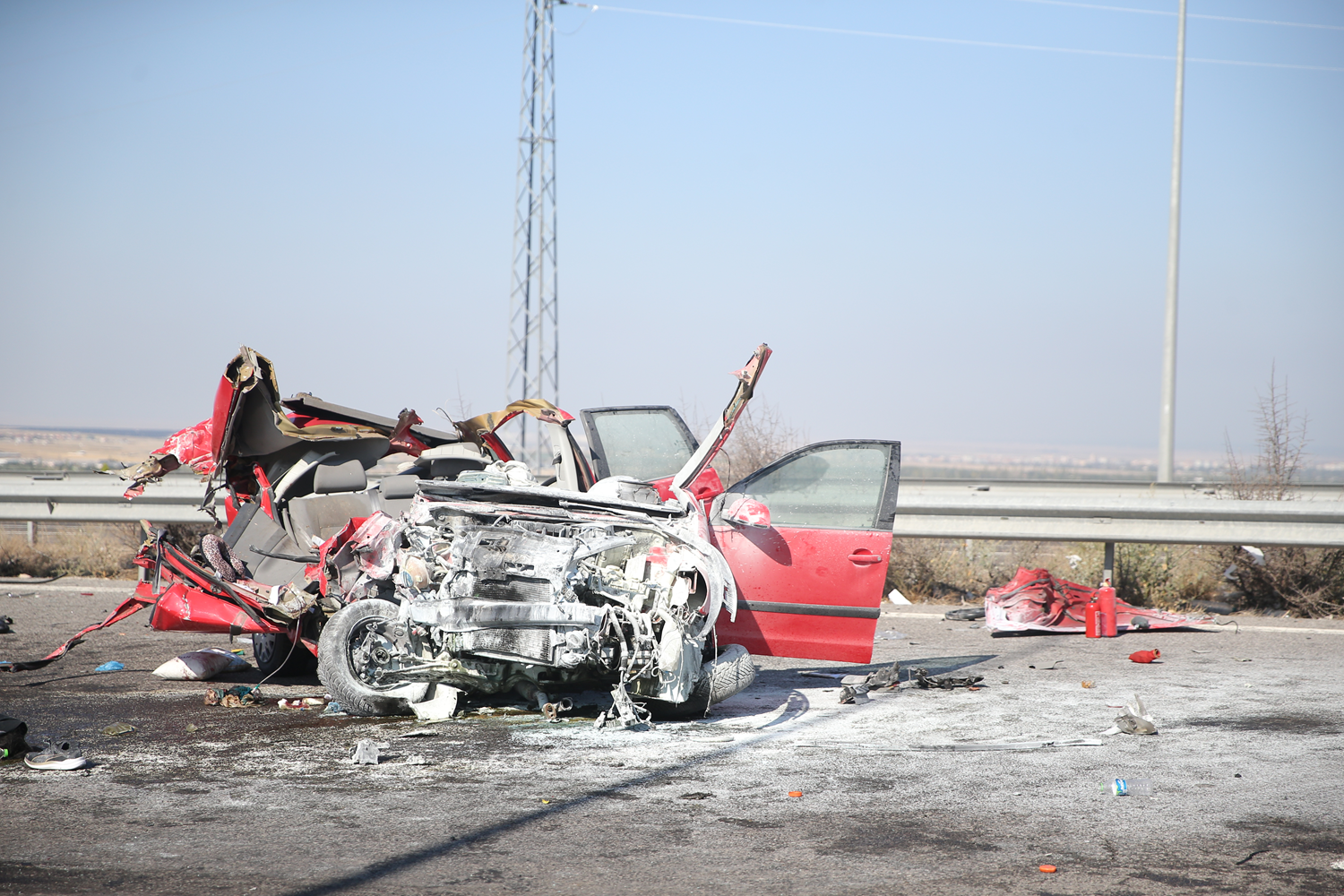 Emniyet şeridindeki çekicinin römorkuna çarptı: 2 ölü, 3 yaralı