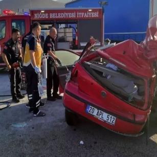 Emniyet şeridindeki çekicinin römorkuna çarptı: 2 ölü, 3 yaralı