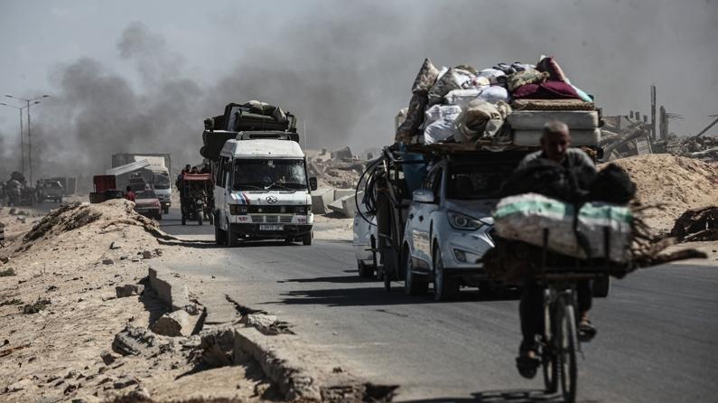 İsrail saldırıları altında Gazze'nin kuzeyindeki Filistinliler göçe etmeye devam ediyor