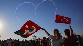 İzmir'de unutulmaz anlar! Türk Yıldızları ve SOLOTÜRK izleyenleri hayran bıraktı