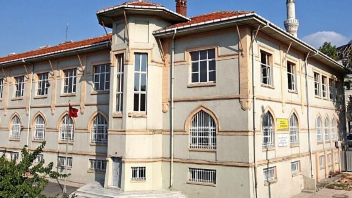Fatih'te 500 yıllık okula zarar veren çocuklar polise yakalandı