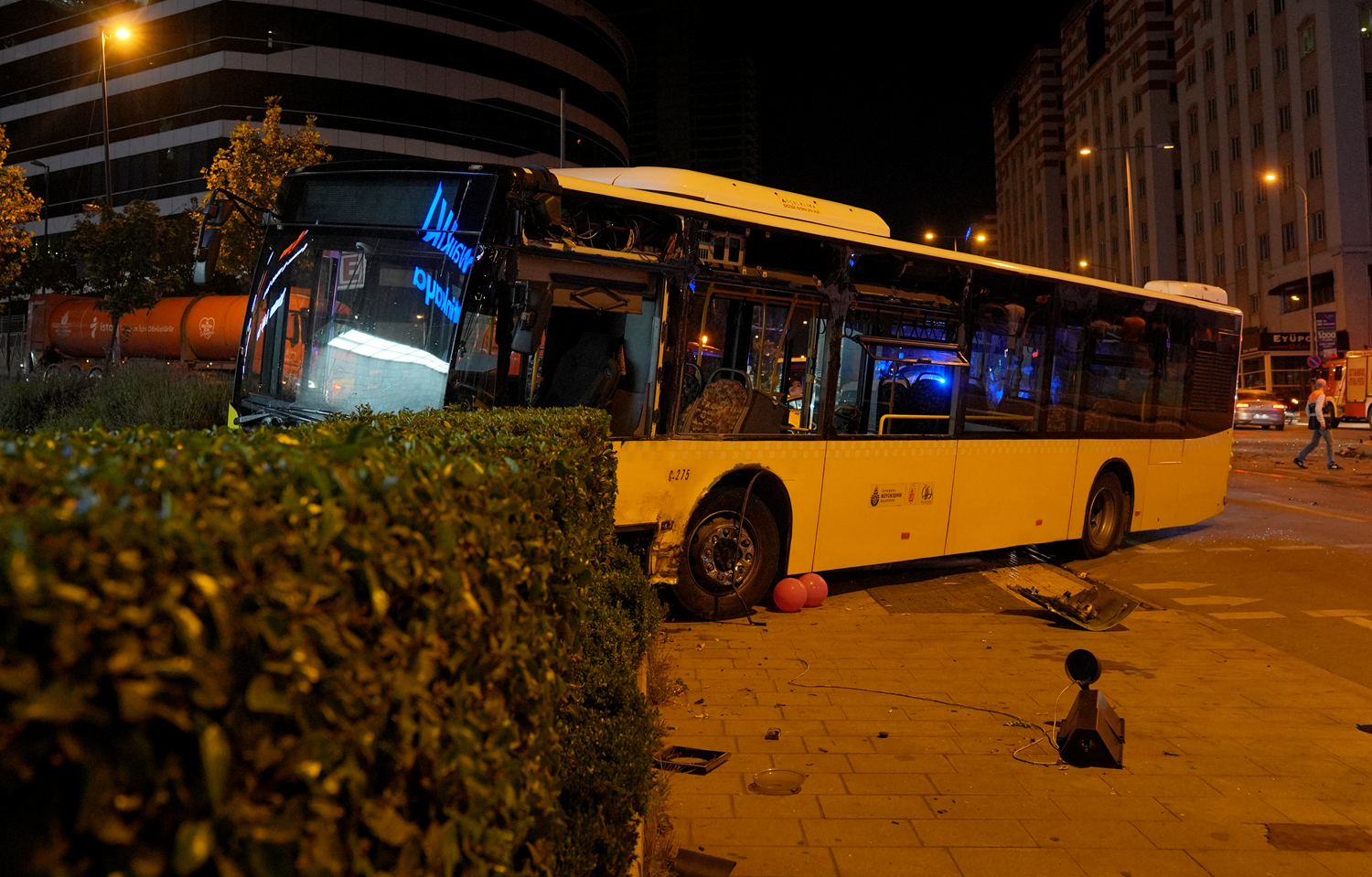 Ümraniye'de İETT otobüsü ile otomobilin çarpıştığı kazada 2 kişi yaralandı