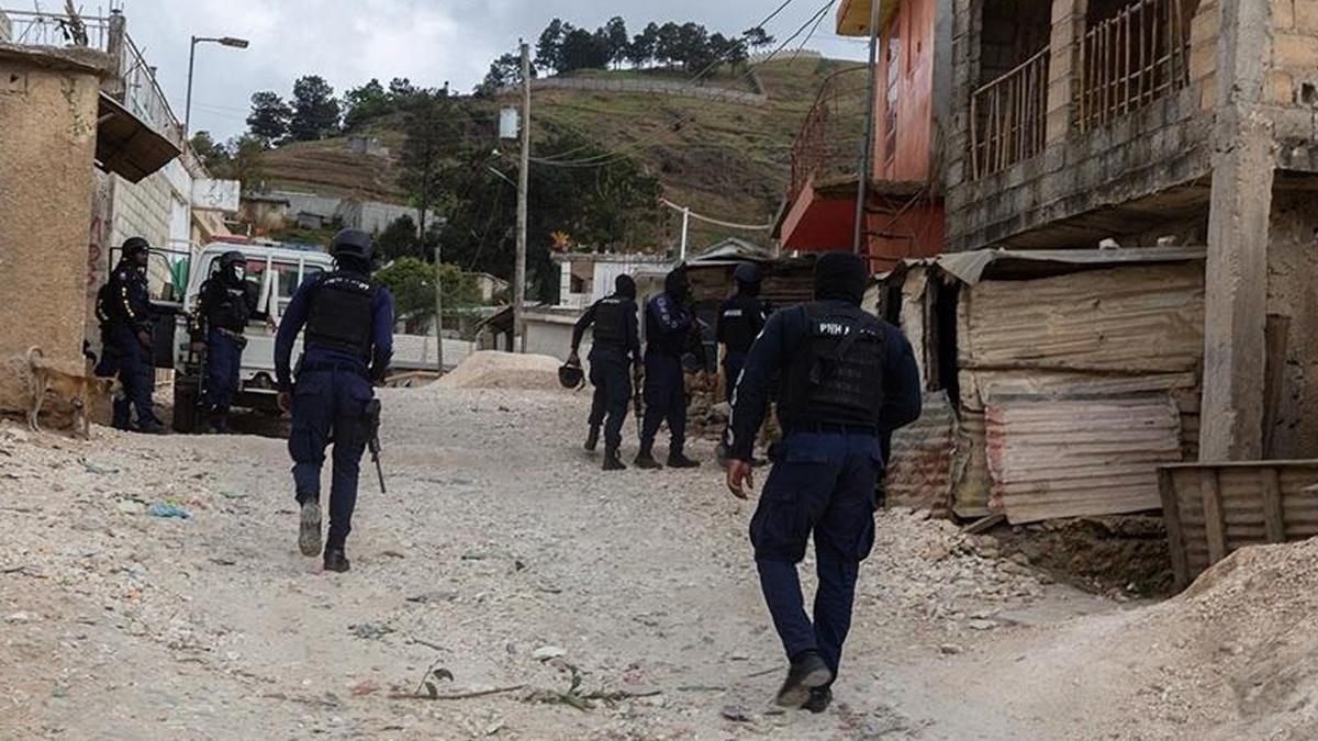 Haiti'de çeteler katliam yaptı! Biri çocuk en az 42 kişi öldü