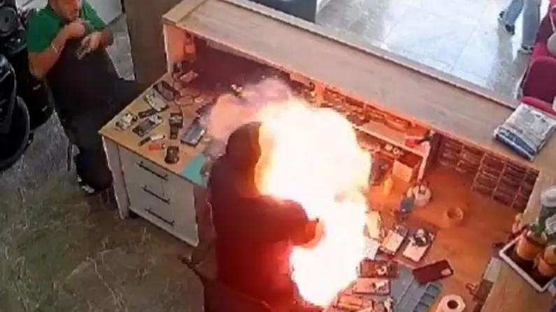 Telefonu tamir ederken ölümden döndü! Bomba gibi patladı
