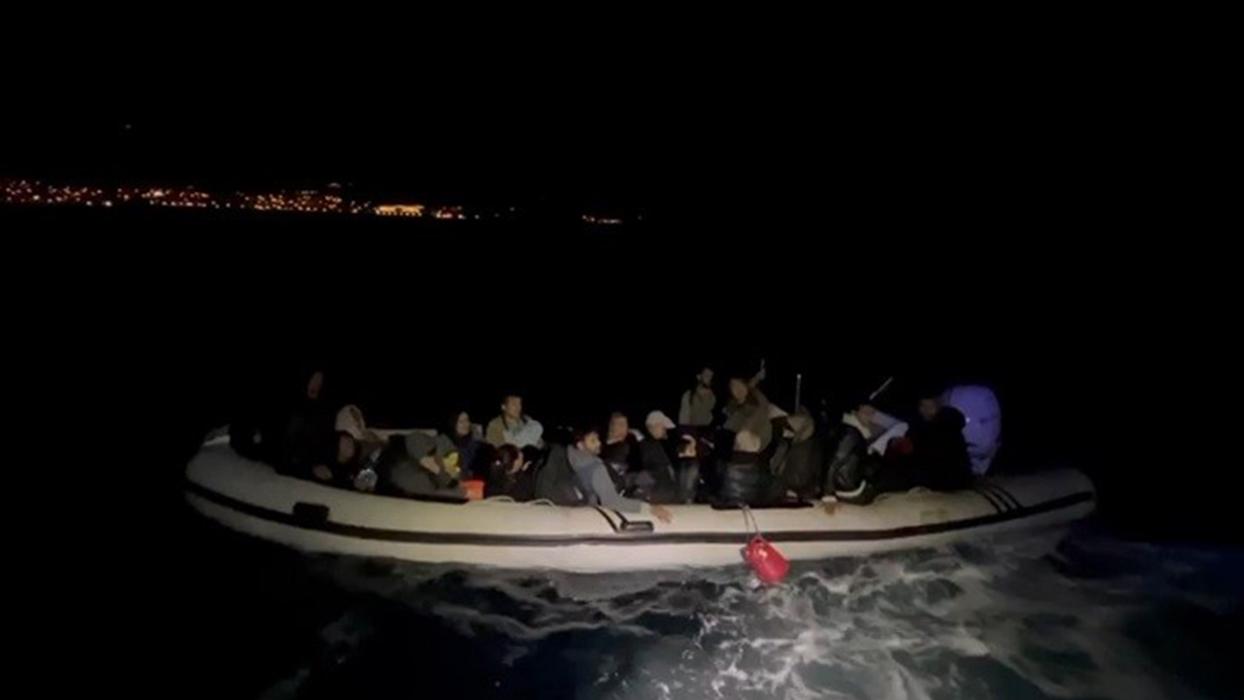 Aralarında çok sayıda çocuk bulunuyor... Karaburun'da düzensiz göçmenler kurtarıldı