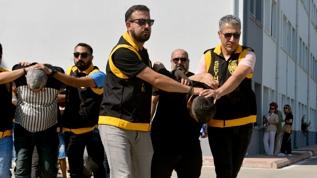 Adana'da haraç isteyen çeteye operasyon: 12 silah ile 54 bin hap ele geçirildi