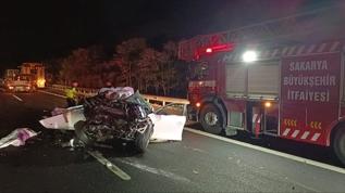 Otoyolda feci kaza... Araç kağıt gibi ezildi: Ölü ve yaralı var