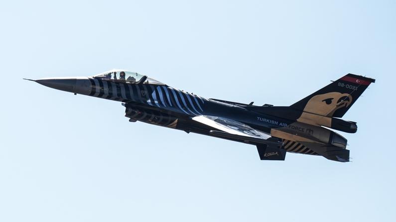 TEKNOFEST İstanbul'da SOLOTÜRK gösteri uçuşu gerçekleştirdi