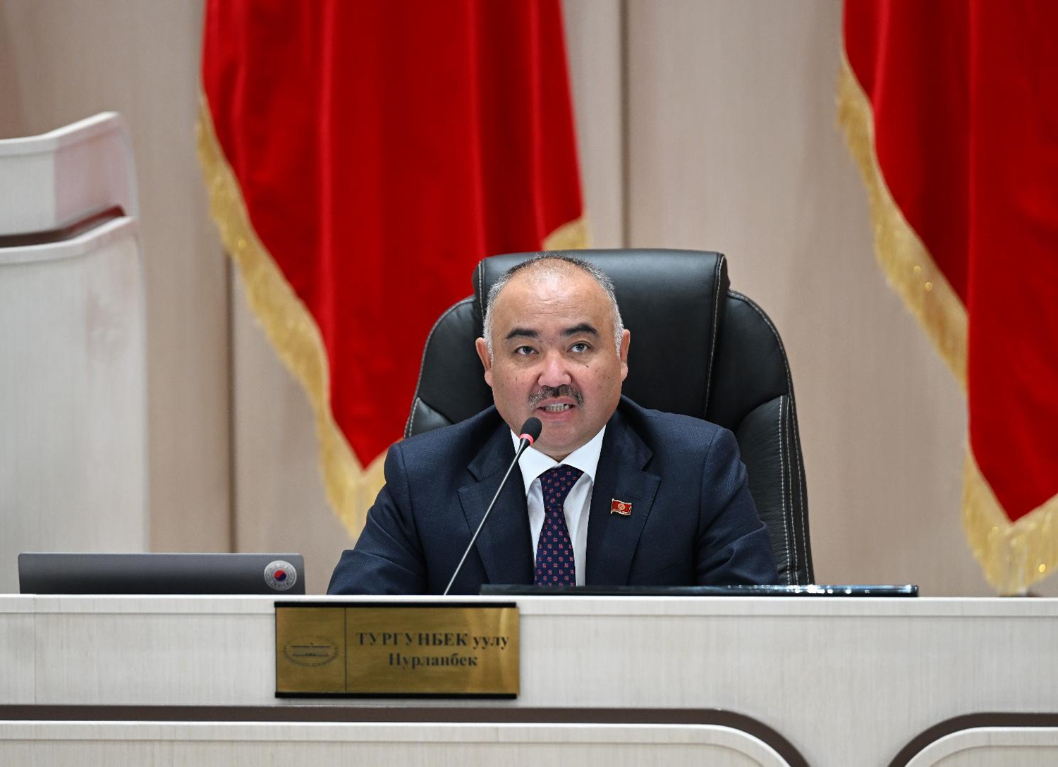 Kırgız Meclisi'nde fesih girişimi: imzalar toplanıyor