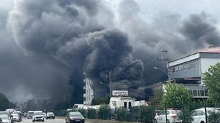 Trabzon'da alışveriş merkezinde çıkan yangına müdahale ediliyor