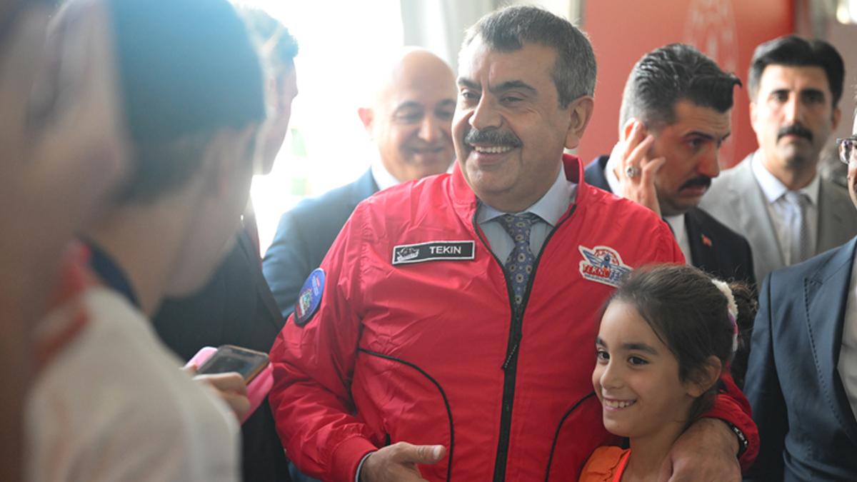 Bakan Tekin TEKNOFEST'te öğrencilerle buluştu: Gurur verici