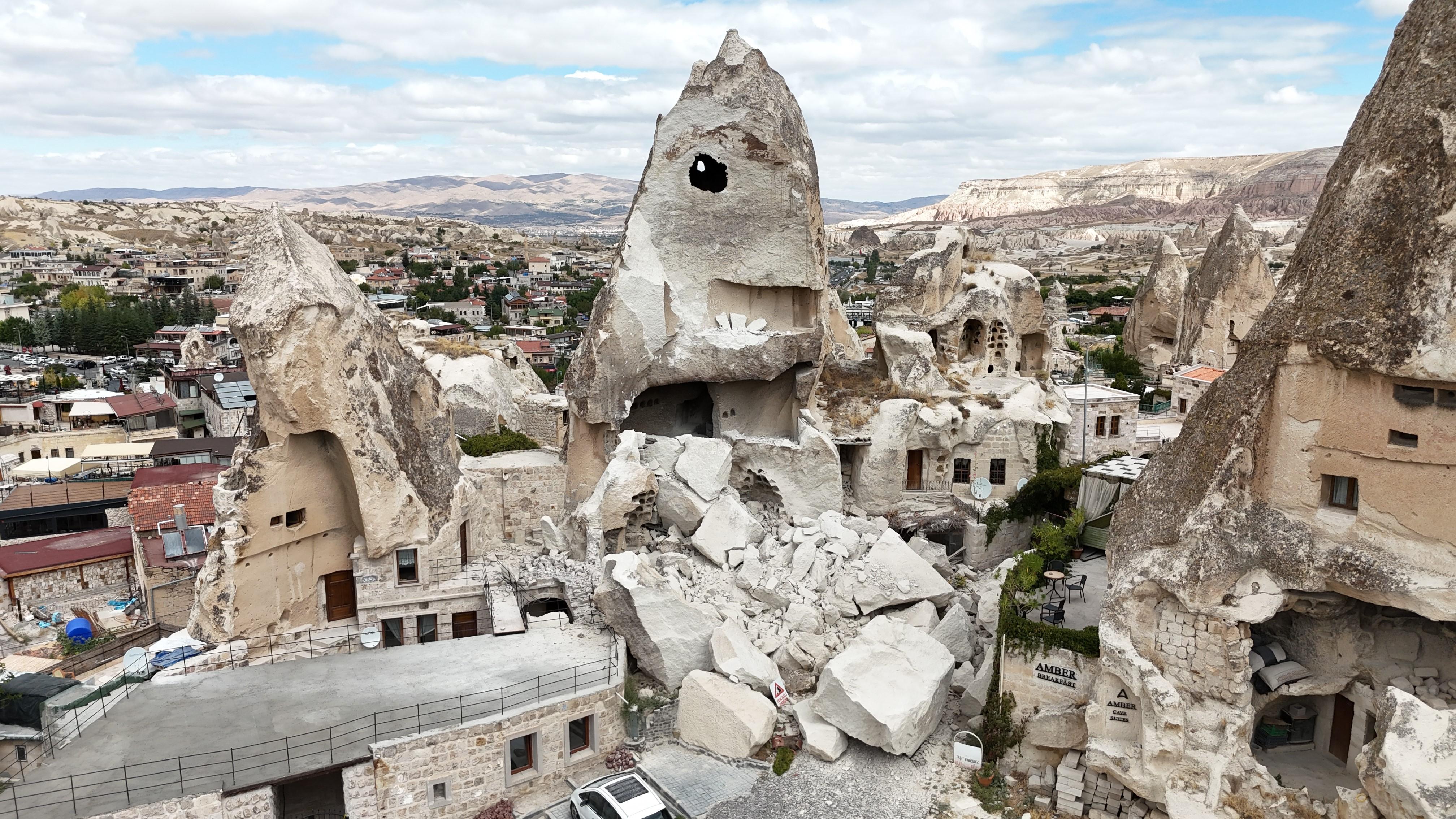 Kapadokya'da peribacası yıkıldı