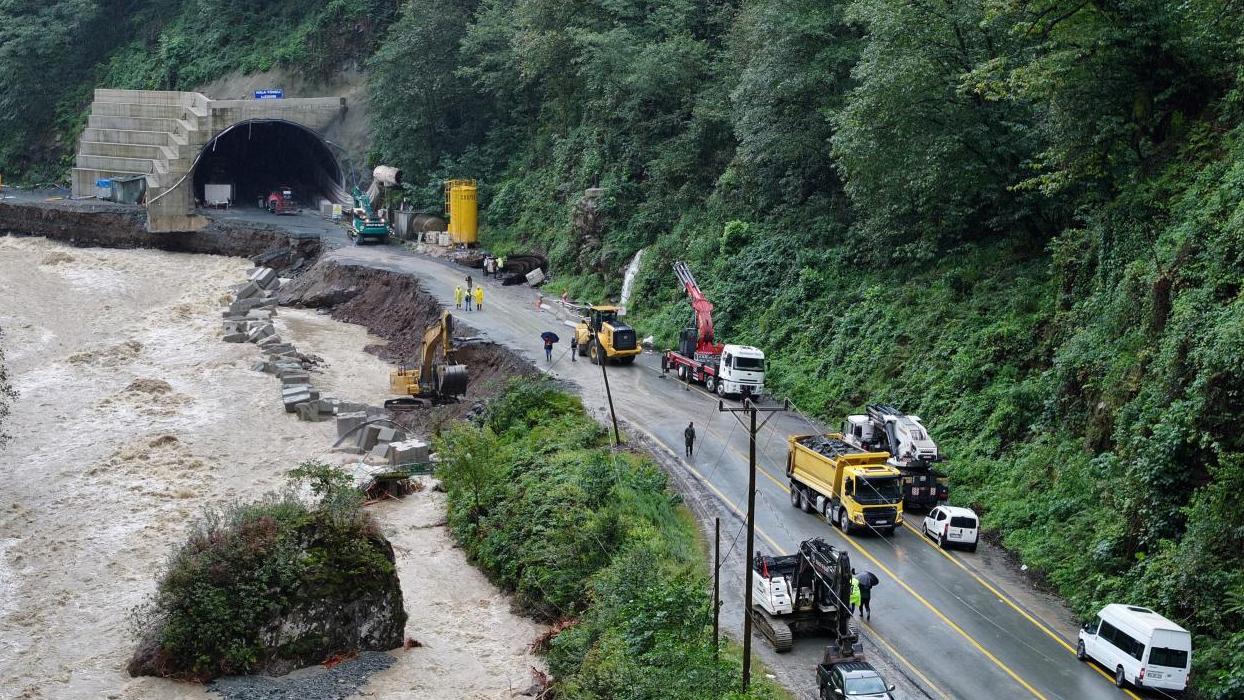 Bakanlar Uraloğlu ile Bak, Rize'de incelemede bulundu