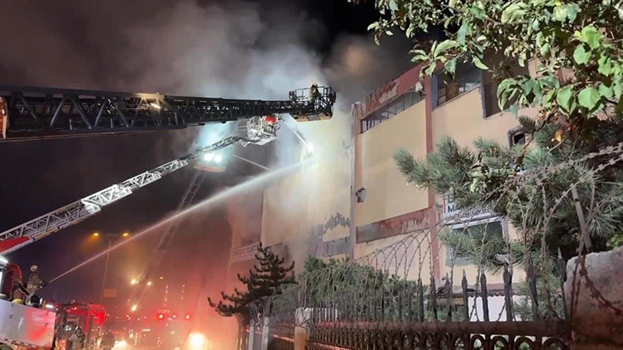 Başakşehir'de plastik atölyesinde yangın!