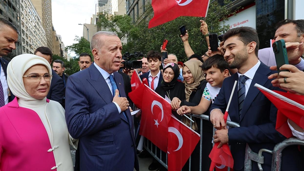 Cumhurbaşkanı Erdoğan, ABD'deki Türkevi'ne girişinde sevgi gösterileriyle karşılandı