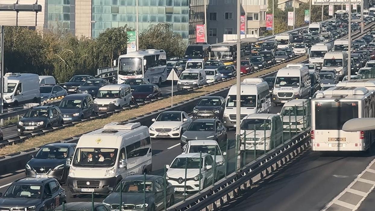 Megakent İstanbul'da haftanın ilk iş günü trafik yoğunluğu yaşanıyor