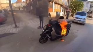 Bursa'da motosiklet alev topuna döndü, vatandaş vileda kovasıyla müdahale etti