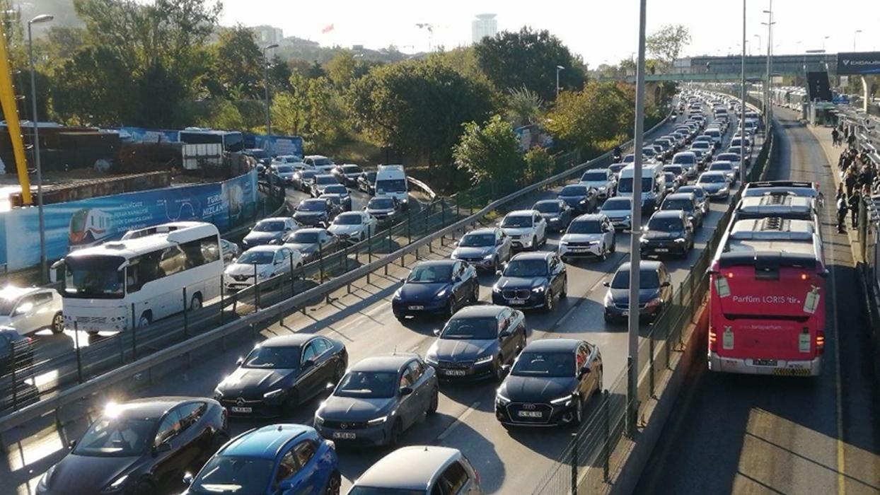 İstanbul'da trafik yoğunluğu yaşanıyor! Yüzde 72'ye çıktı