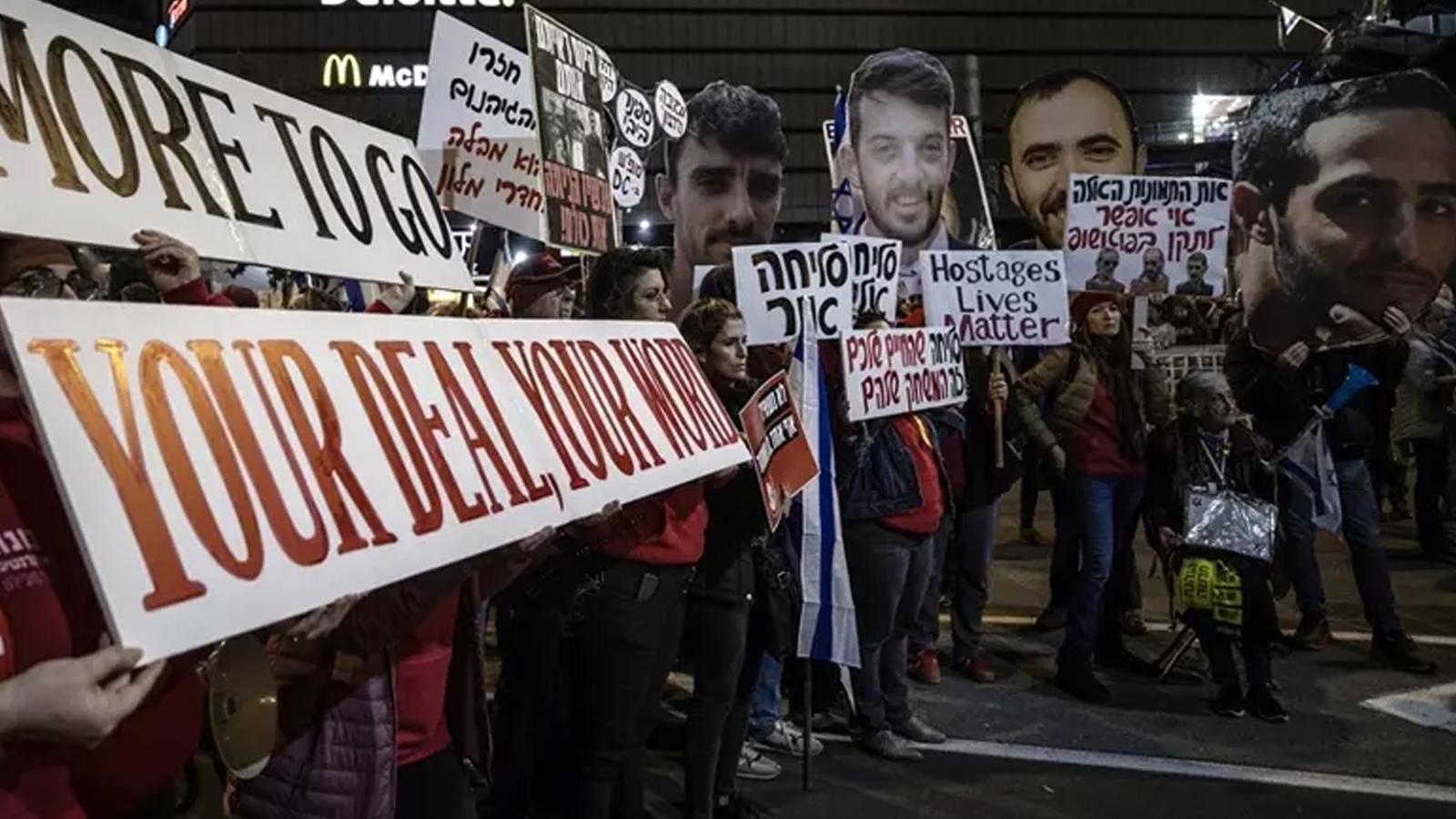 Soykırımcı Netanyahu'ya evinde protesto şoku... Esirlerin aileleri tepki gösterdi