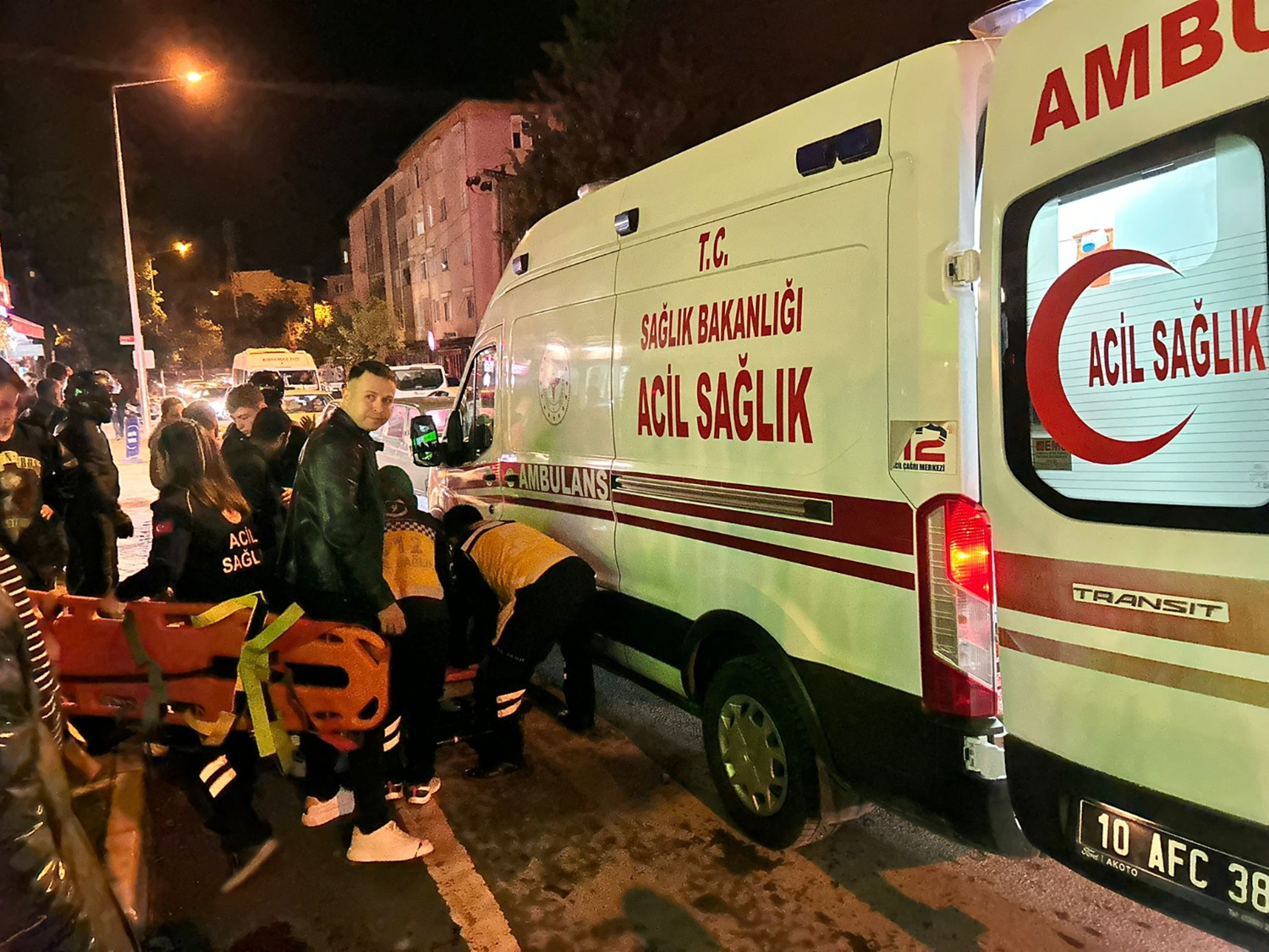Balıkesir'de motosikletin yayaya çarptığı kazada 1'i ağır 2 kişi yaralandı