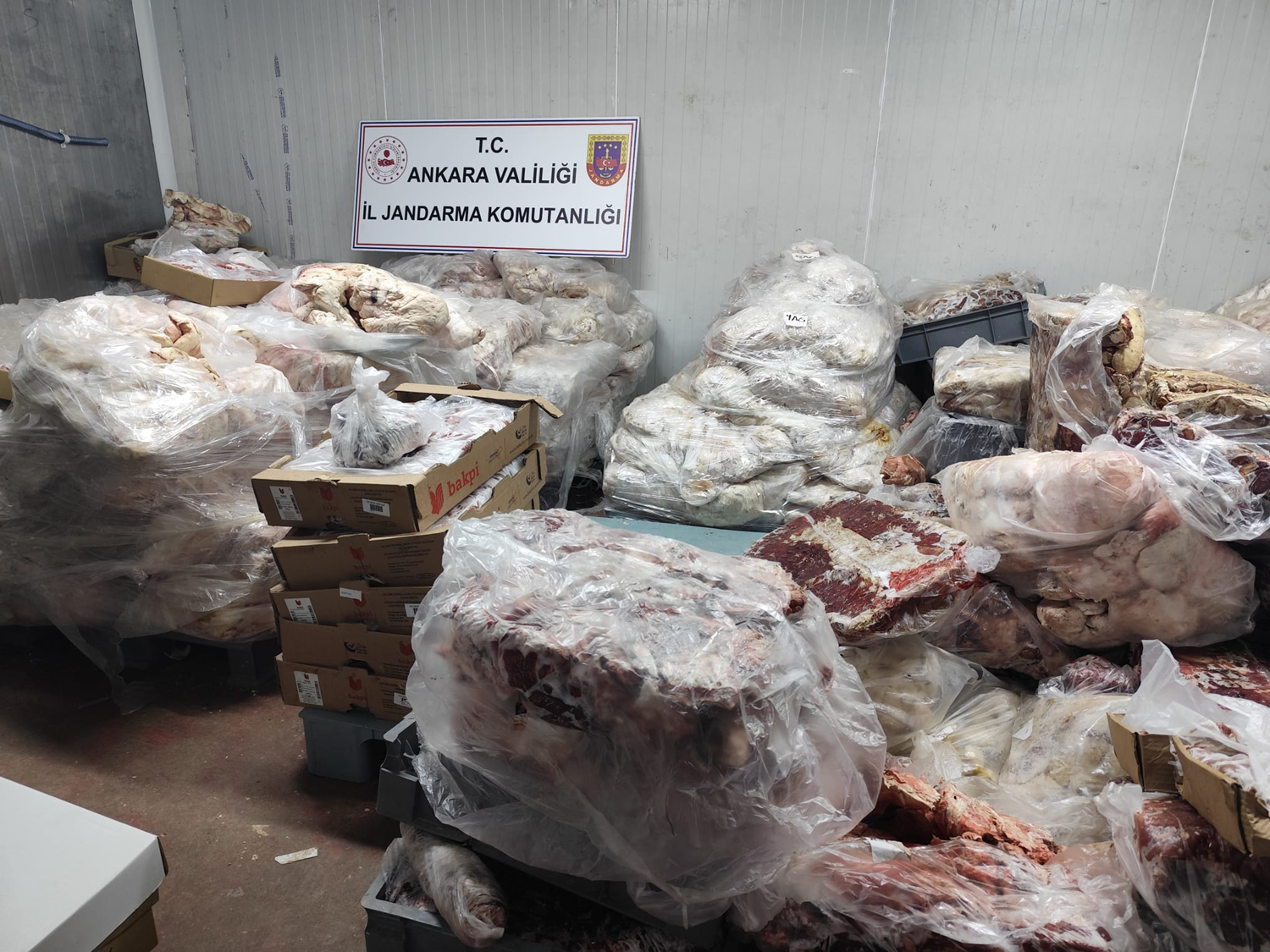 Başkentte 3 iş yerinde 17 ton bozuk et ele geçirildi