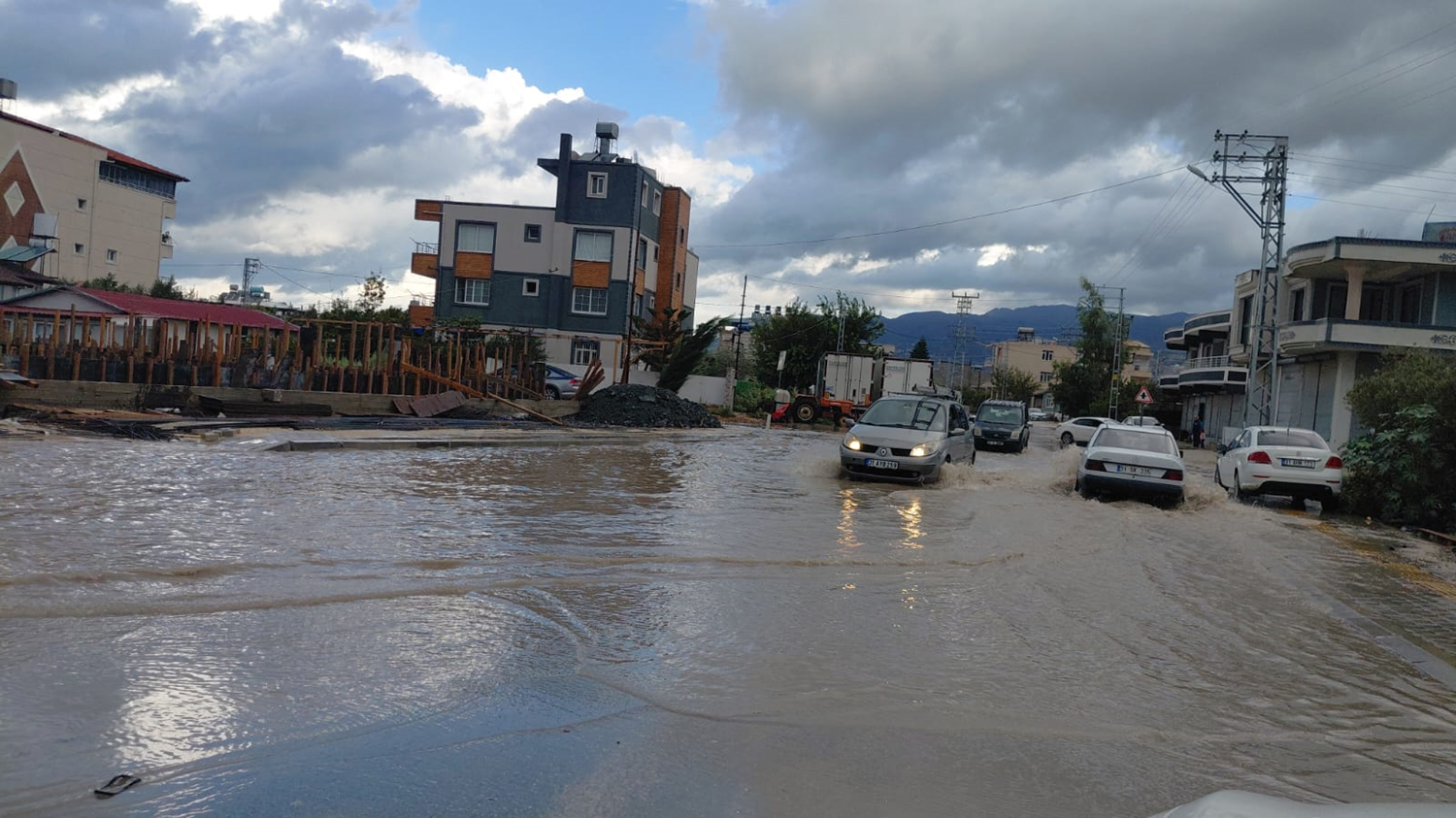 Hatay'da şiddetli rüzgar camları kırdı