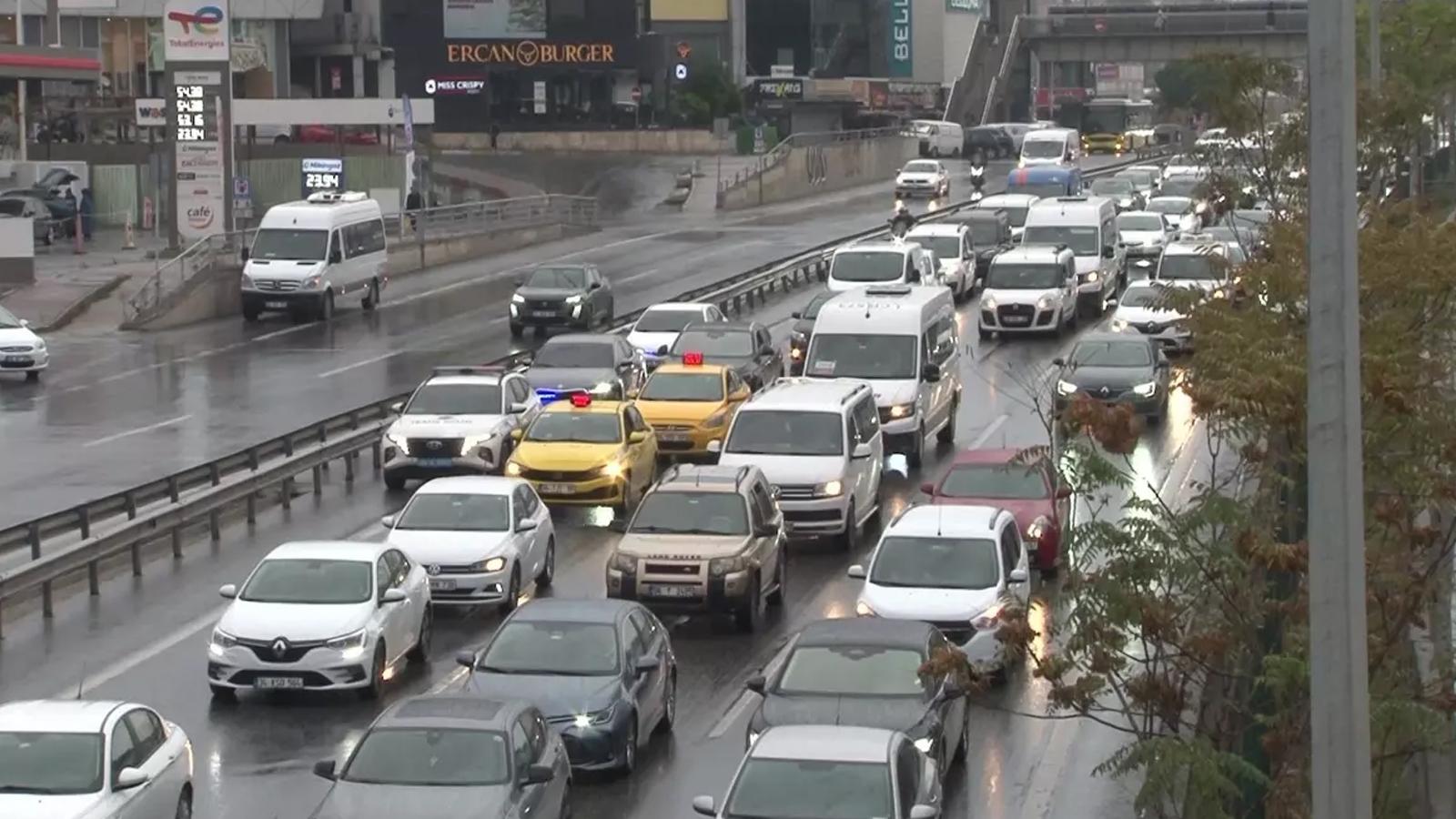 İstanbul'da trafik kilit: Sağanak yağış sonrası yoğunluk oluştu