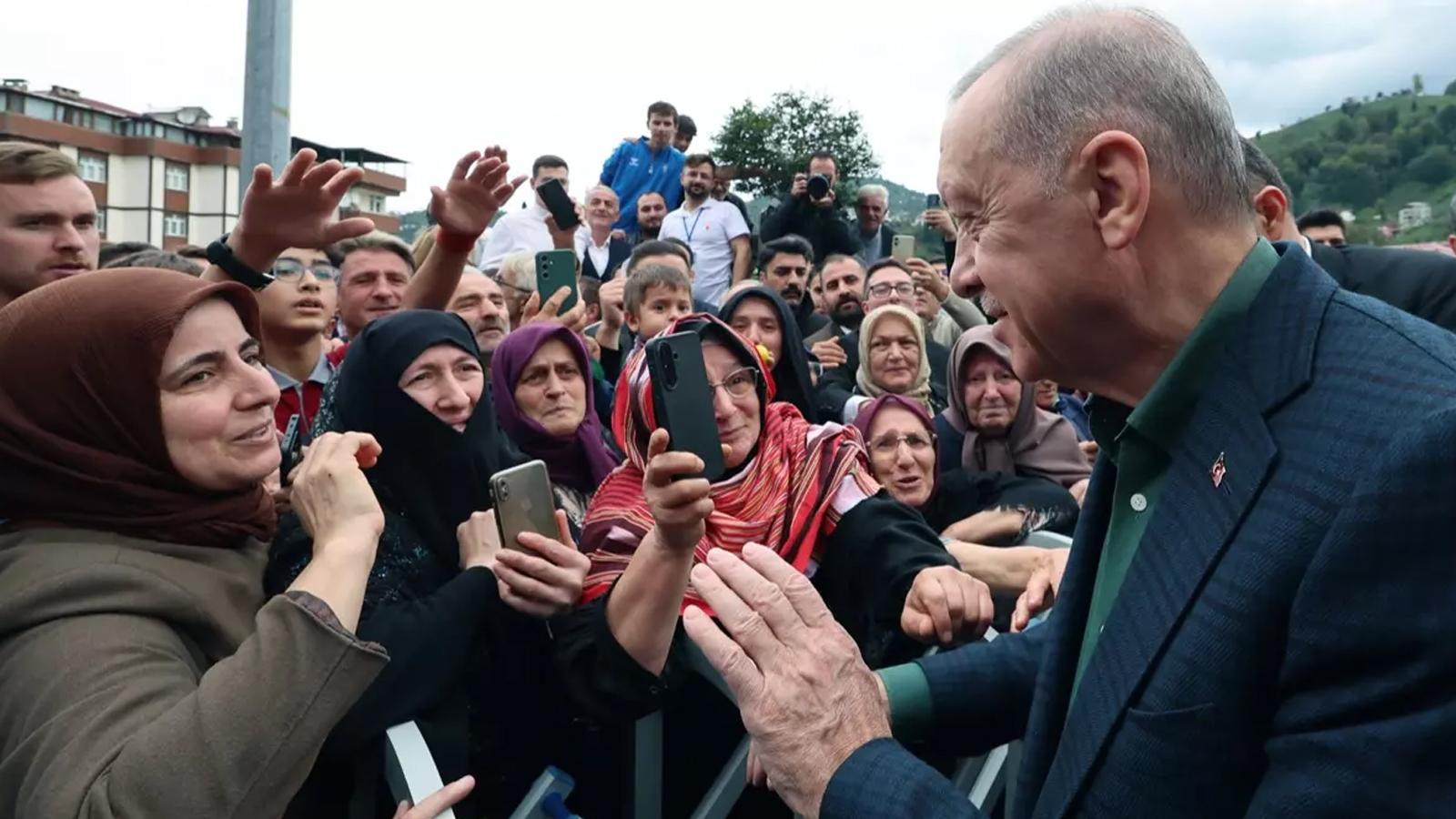 Cumhurbaşkanı Erdoğan cuma namazını Güneysu Merkez Camii'nde kıldı